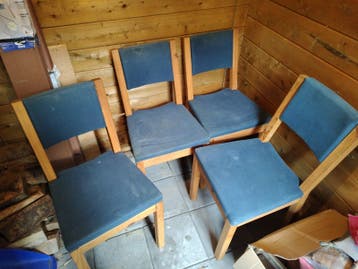 Set van 4 houten stoelen met blauwe stoffen bekleding