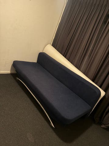 Donkerblauwe slaapbank met matras