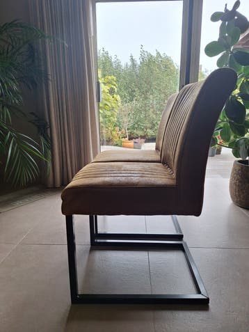8 camelkleurige eetkamerstoelen, gebruikt, opknapper