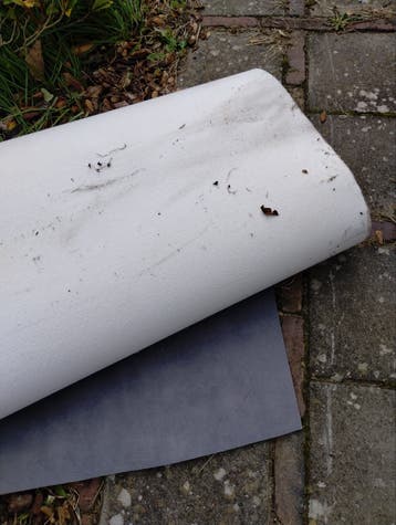 Gratis af te halen: Grijze Novilon vloerbedekking (ca. 4x3m)