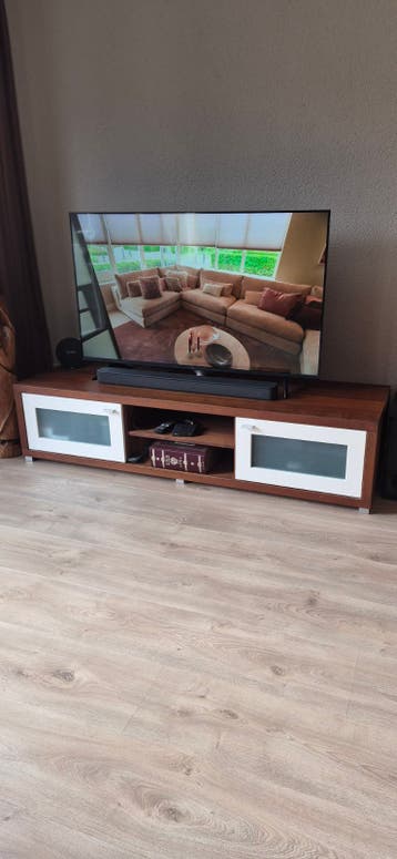 TV-meubel met opbergruimte en glazen deuren