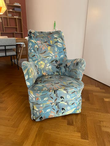 vintage stoel met bloemen/vogel print