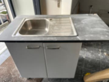 Compact bedrijfskeukentje met spoelbak