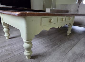 Robuuste houten salontafel met lades