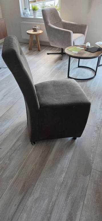 4 Grijsbruine stoelen met wieltjes