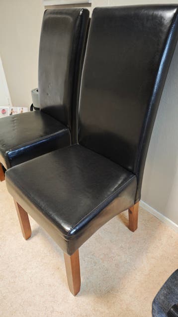 2x donkerbruine kunstleren stoelen- gratis