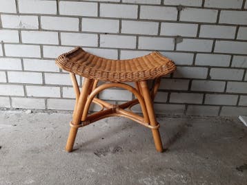 Rotan voetenbankje voor een zak Ribbelchips naturel