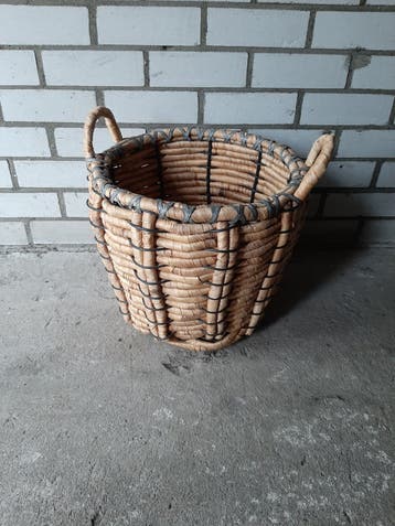 Rieten mand met handvatten voor een zak Ribbelchips naturel