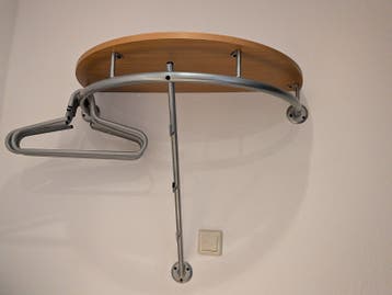Wandkapstok met plank en kledinghangers