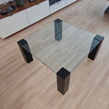 mooie glazen salontafel met zwarte poten
