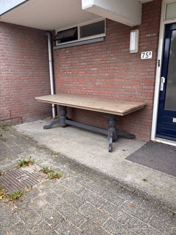 Gratis Robuuste houten tafel met donkere poten
