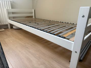 Eenpersoonsbed wit met lattenbodem