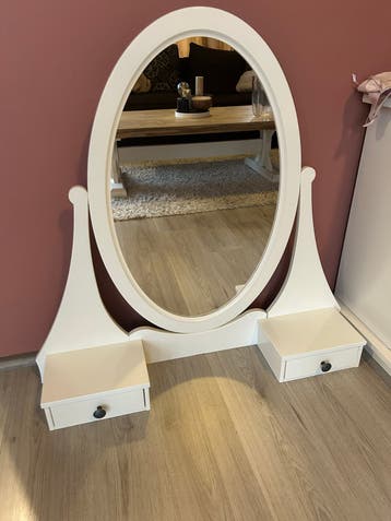 Witte ovale spiegel met lades