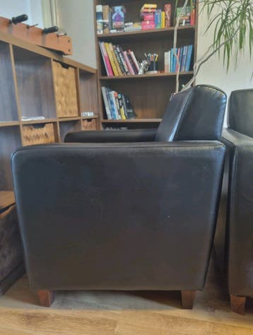 Gratis op te halen: twee leren stoelen