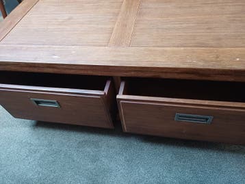Houten salontafel met lades