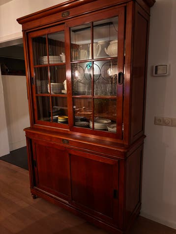 mahoniehouten vitrinekast met schuifdeuren