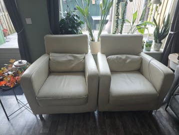 Twee comfortabele crèmekleurige fauteuils