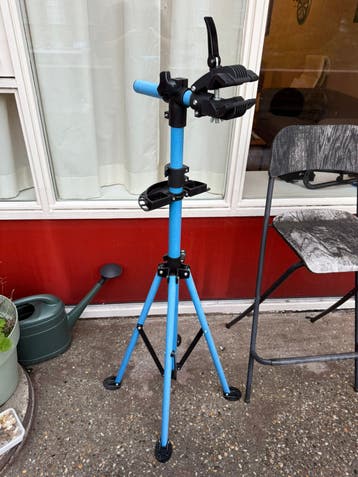 Bike repair stand, bike stand, bike pump