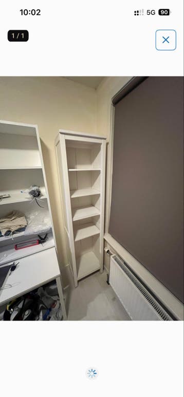 Moet weg: Smalle witte boekenkast met 5 planken
