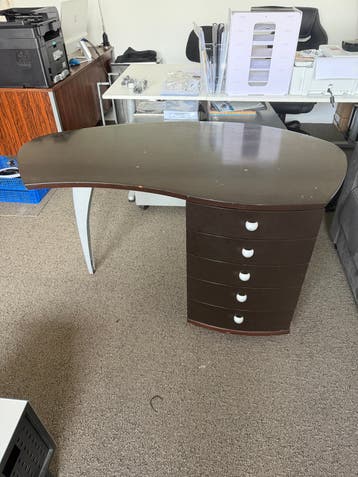 Gratis Donkerbruin bureau met lades - Gebruikt