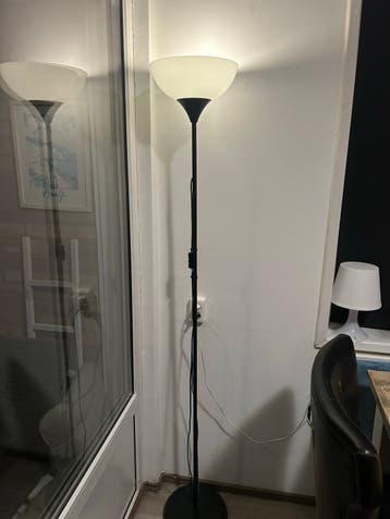 Zwarte vloerlamp met witte kap