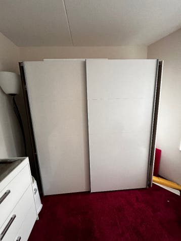 Witte kledingkast