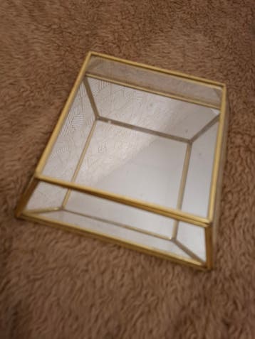 Glazen doosje, gouden rand. 1 scharnier defect