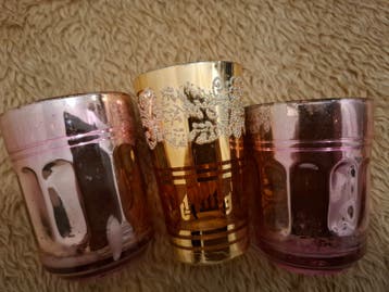 3 roze theelicht houders, 1 met goud. Beschadigingen
