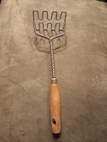 gratis Aardappelstamper met houten handvat