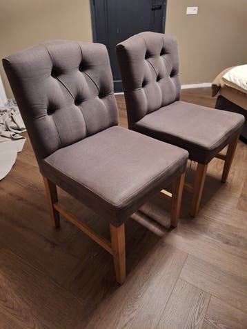 Twee gestoffeerde eetkamerstoelen - Grijs