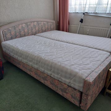 GRATIS op te halen 2 boxspringbedden met matrassen