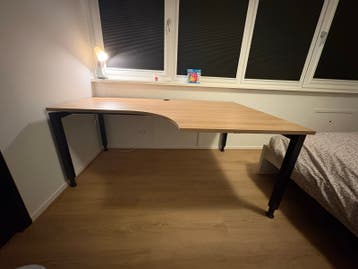 Gratis!! Groot bureau met bijpassende ladenkast