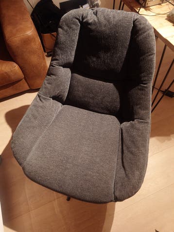 Comfortabele grijze stoffen stoel