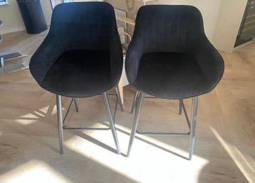 GRATIS! 2 zwarte barstoelen