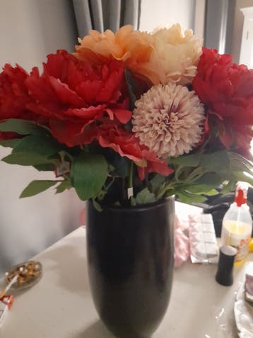 mooie stenen vaas mee nep bloemen