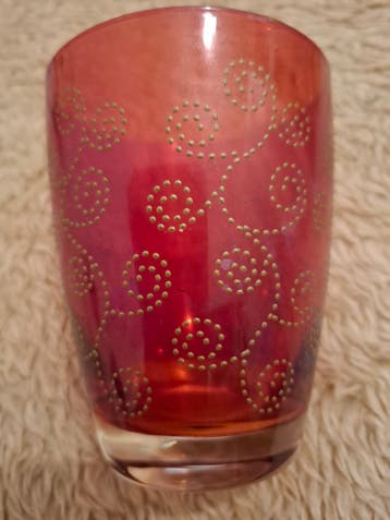 Rood met goud glas. Waxinelichthouder of drinkglas