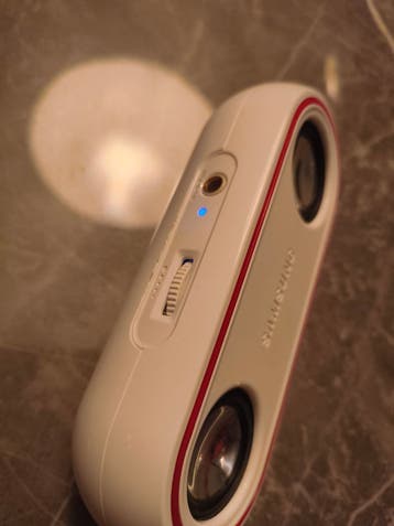 Samsung speakertje klein. Heeft aux kabel nodig