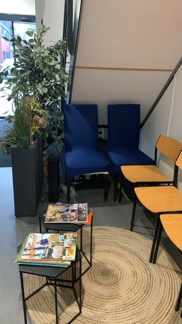 Twee blauwe stoelen