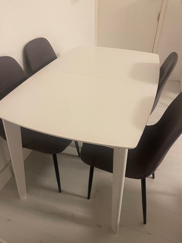 Witte eettafel+4 eetkamerstoelen grijs