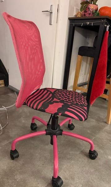 Roze kinderbureaustoel met wieltjes