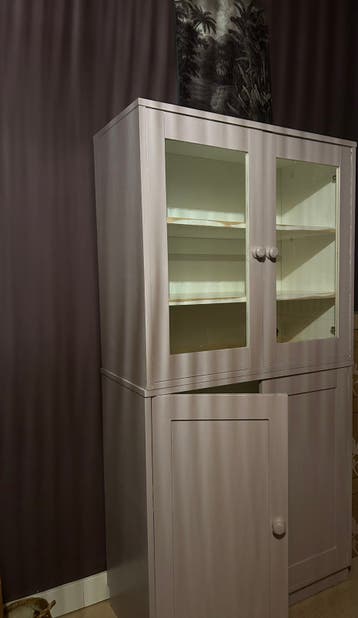 Tweedelig houten kastje , mag gratis weg
