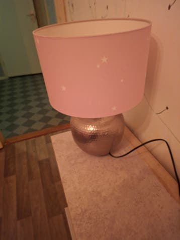 GRATIS! Roze tafellamp met sterrenkap en gehamerde voet