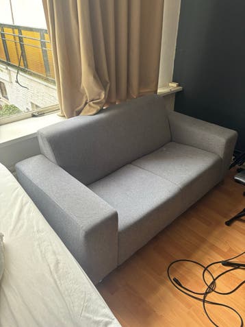 Comfortabele grijze tweepersoonsbank