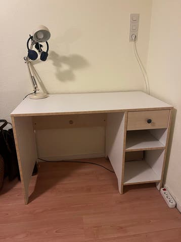 Gratis wit bureau met lade en opbergruimte IKEA