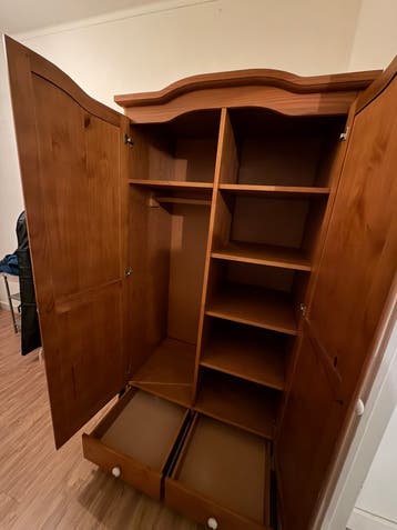 Gratis ophalen: ruime houten kledingkast, 2 deuren, 2 lades