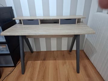 Bureau met opzetstuk en lades - fineerschade