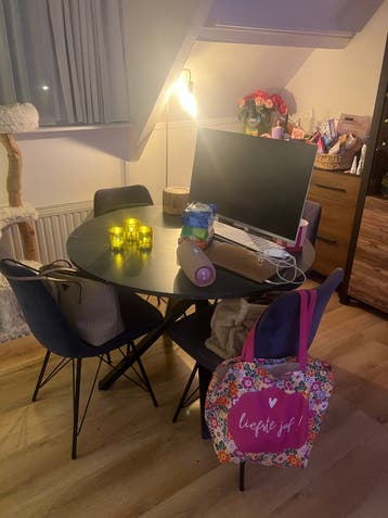 Zwarte ronde eettafel met 4 stoelen