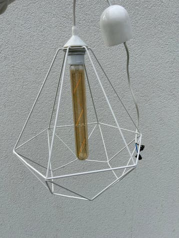 Hanglamp met geometrisch draadframe en Edison lamp