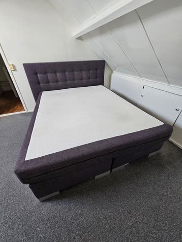 Tweepersoons boxspring met hoofdbord - Zo goed als nieuw