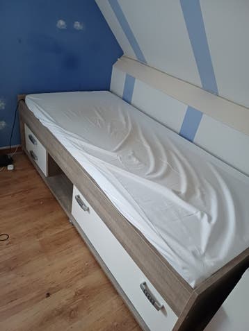 Eenpersoonsbed met opberglades
